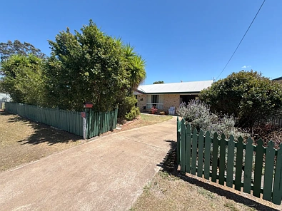 Nanango 3Kwarto Comfortable Brick Home with Established Gardens