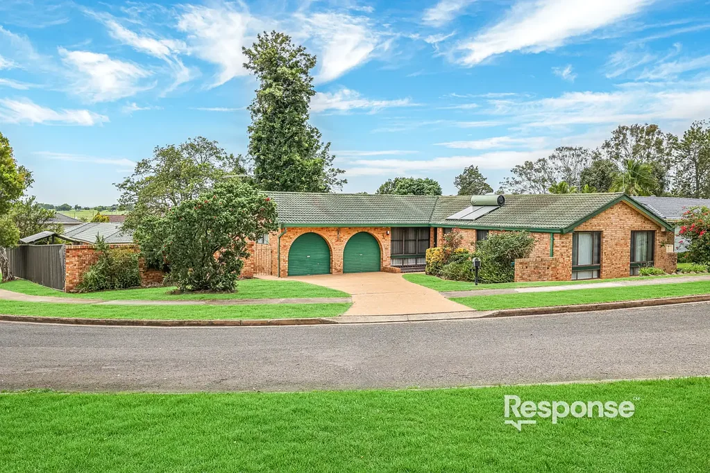 4-beds + double garage!  So close to WSI Airport!