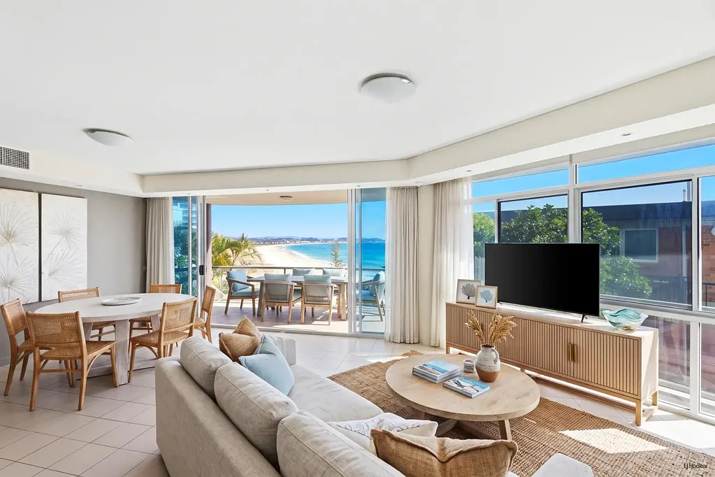 Coolangatta 3房  Spacious Full Floor Beachside Residence on Kirra Hill with Panoramic Ocean Views