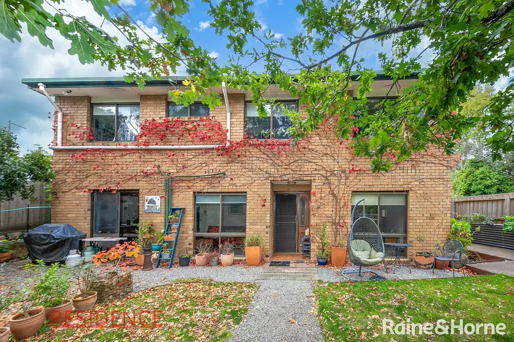 Macedon 4Zimmer One Title, Three Income Streams - The Ultimate Macedon Village Holding!