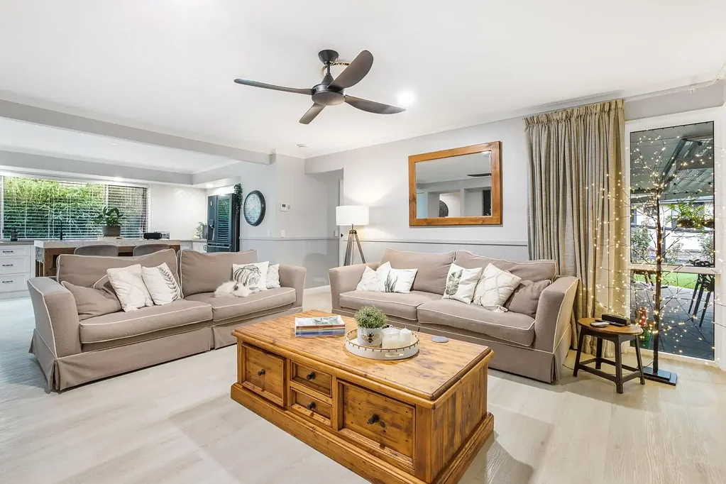 Bellbowrie 5房 欢迎来到7 Pine County Place, Bellbowrie—全面翻新的高级住宅，1,468平米土地，305平米屋顶下，五间卧室，新卫浴间，定制厨房，独立母子房，巨大户外露台，全屋中央空调，10千瓦太阳能系统，地理位置优越。 EXECUTIVE DUAL LIVING FAMILY HOME!