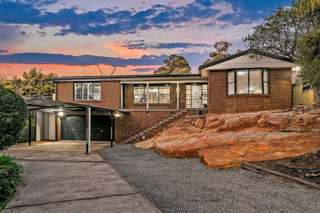 Pennant Hills 5Kwarto Lifestyle Retreat: Flexible & Fabulous Home in Tranquil Pocket Walk to Schools & Station