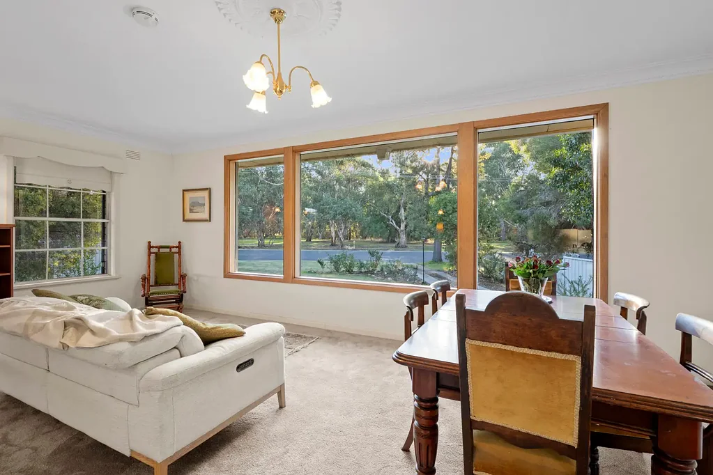 Euroa 3침실 Prestigious Location with Parkland Views and Charming Street Appeal