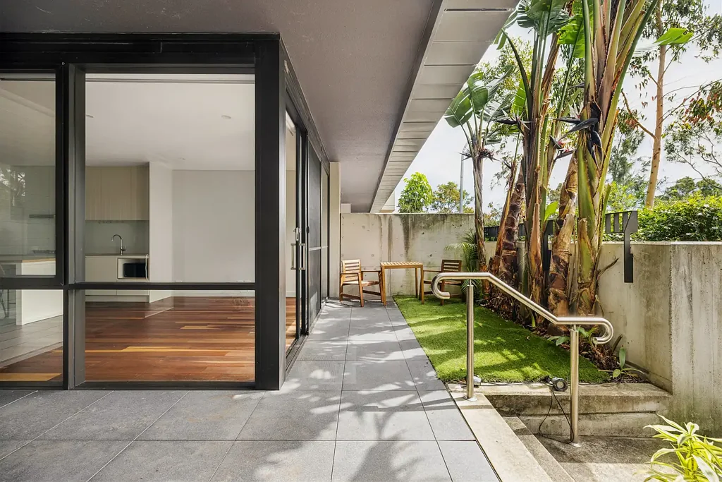 Courtyard apartment close to Anzac Parade transport, beach