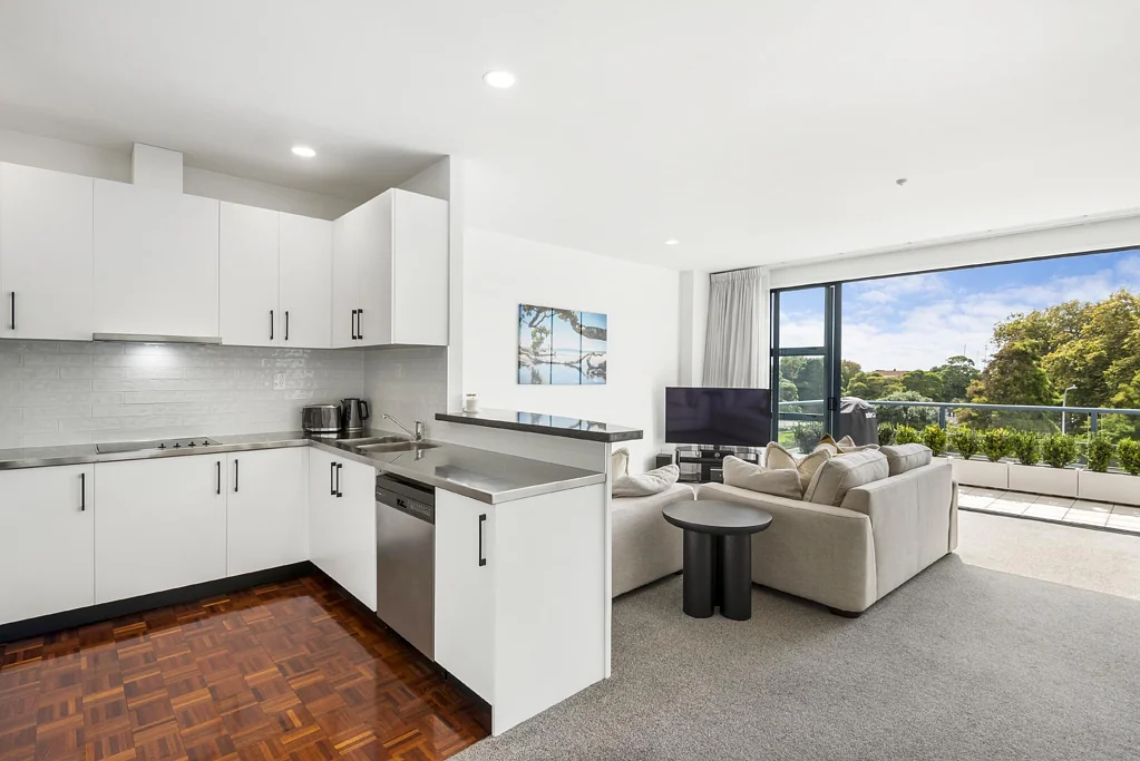 Auckland Central 2房 阔绰顶层公寓！全面翻新，立即入手，专享泳池/水疗/健身房，享城市天际线景观，紧邻超市！ Penthouse plus superb makeover, make it yours!