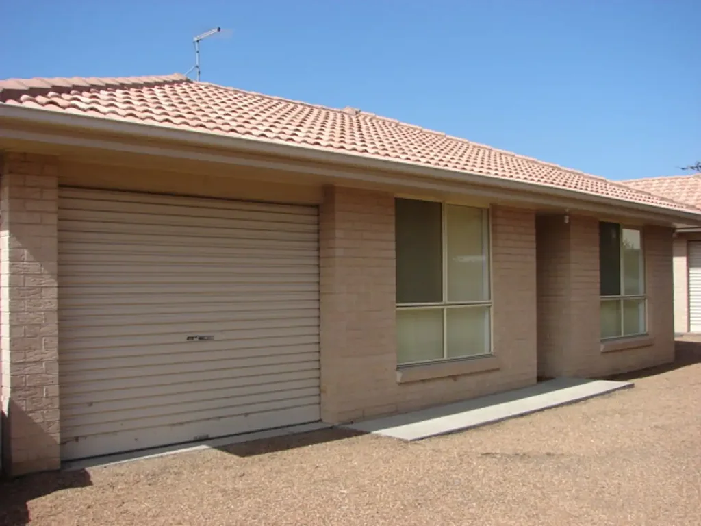 Muswellbrook 2房  BEAUTIFULLY APPOINTED AND FULLY FURNISHED TWO (2x) BEDROOM FREE STANDING MODERN BRICK DWELLING WITH GARAGE