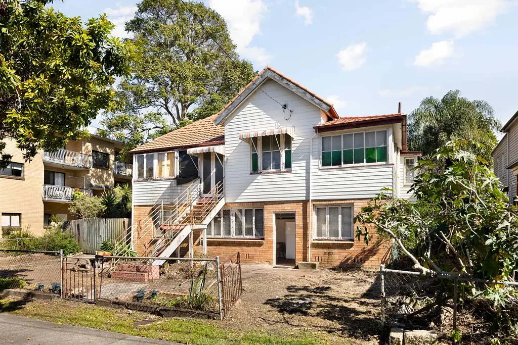 Windsor 5房 814平双地块 平地易建 20米前宽 内城生活优位 步行即达学校商圈 Incredible rare opportunity with demolition potential in the heart of Windsor