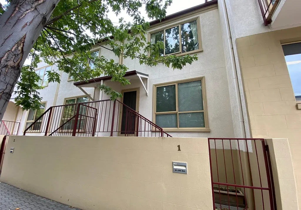 Inner-City Convenience – 2-Bedroom Apartment with Secure Garage
