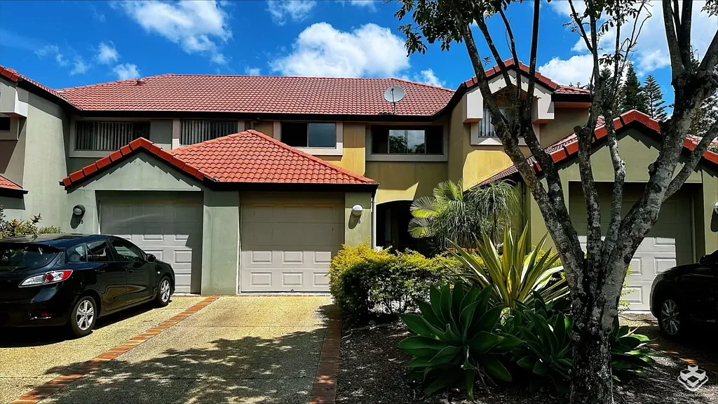 Beautiful 3-Bedroom Townhouse in the Heart of Hope Island – Your Next Home Awaits!