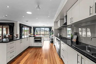 厨房 - 13 HODDLE DR, LEOPOLD VIC 3224