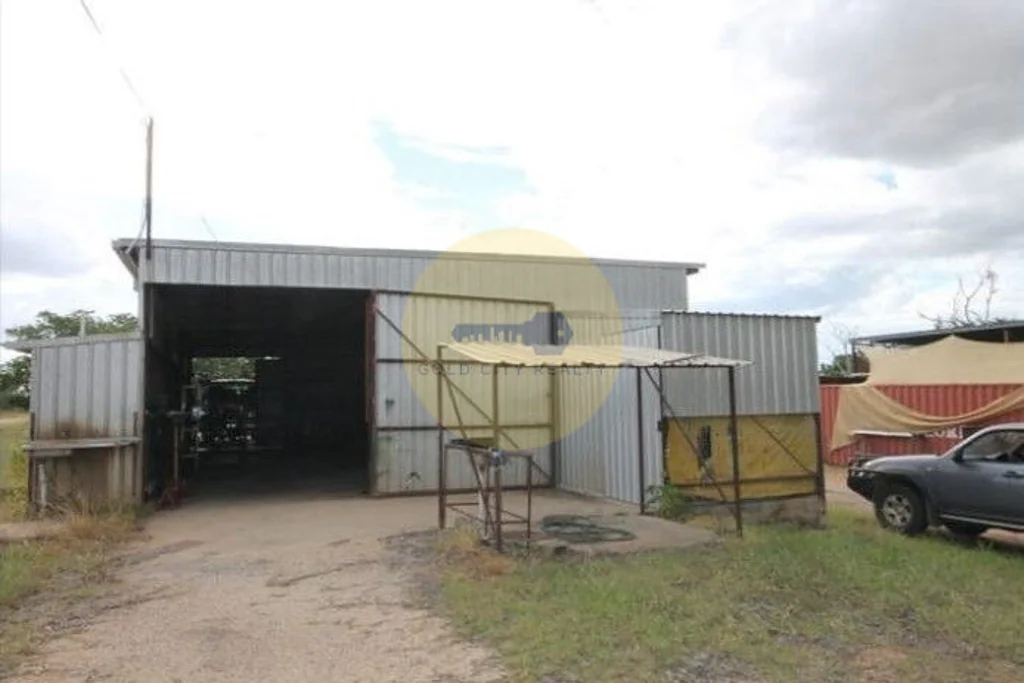 Grand Secret  BLOCK OF LAND WITH LARGE COMMERCIAL BUILDING