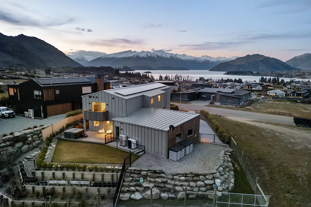 Wanaka 4房  Skyline to shoreline -  elevated Wanaka living