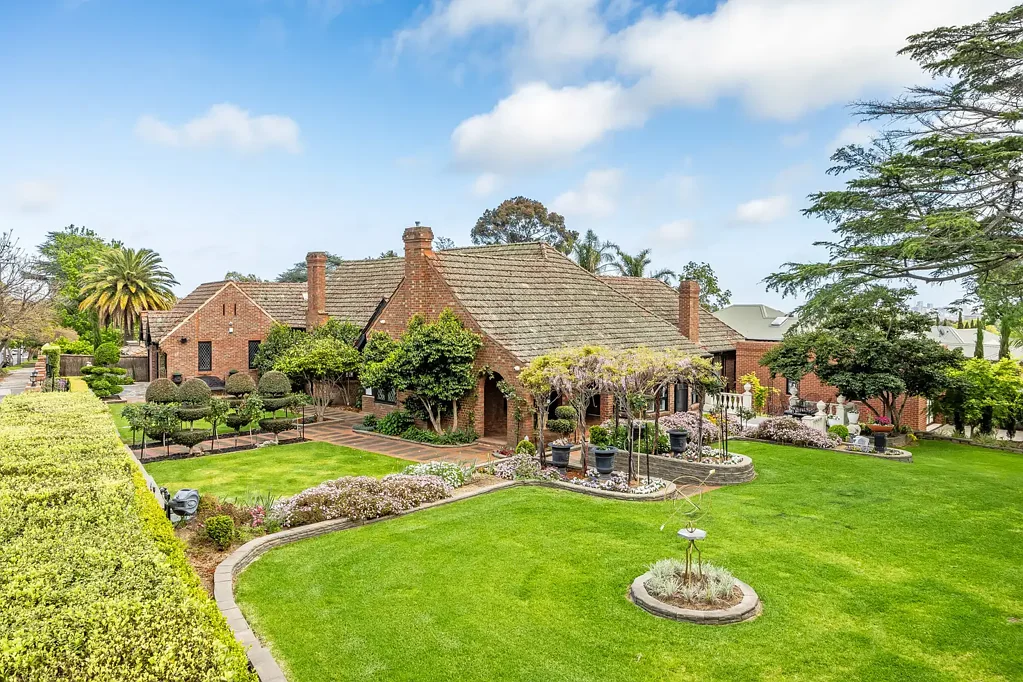 Netherby 4房  Claim your front-row seat to the inner south with a grand Tudor reborn