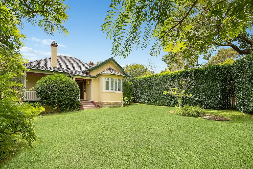 Roseville 4બેડરૂમ Tightly held for almost 50 years. Rare opportunity to secure a home in one of the North Shore’s most prestigious suburbs.