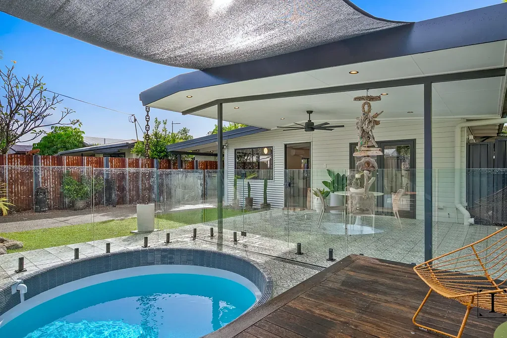 Machans Beach 3 Slaapkamer Stunning Fully Renovated Coastal Home – Simply Move In & Enjoy
