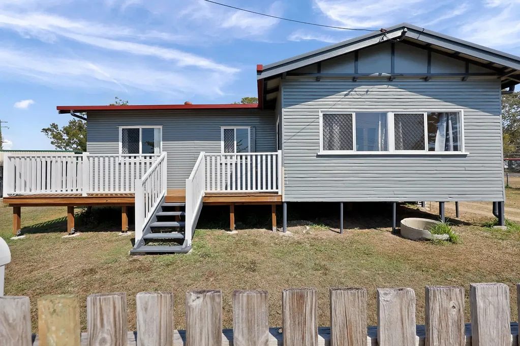 Andergrove 3બેડરૂમ Charming Cottage with plenty of Potential on a Huge Block