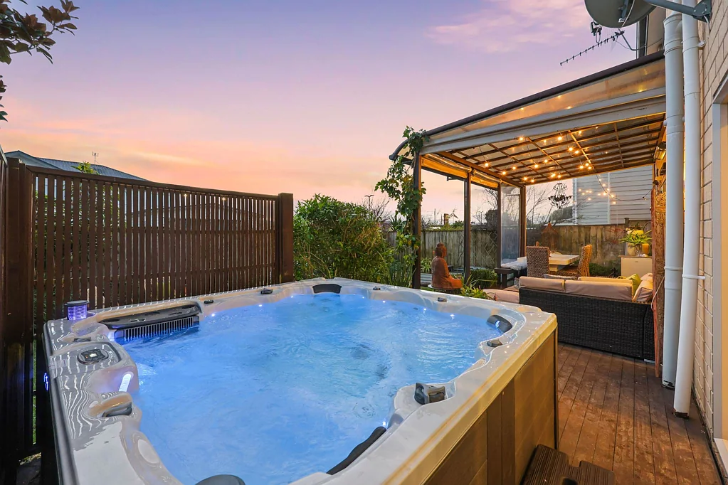 Flat Bush 5 Bedroom Solid Brick Luxury - Walk to Ormiston Schools