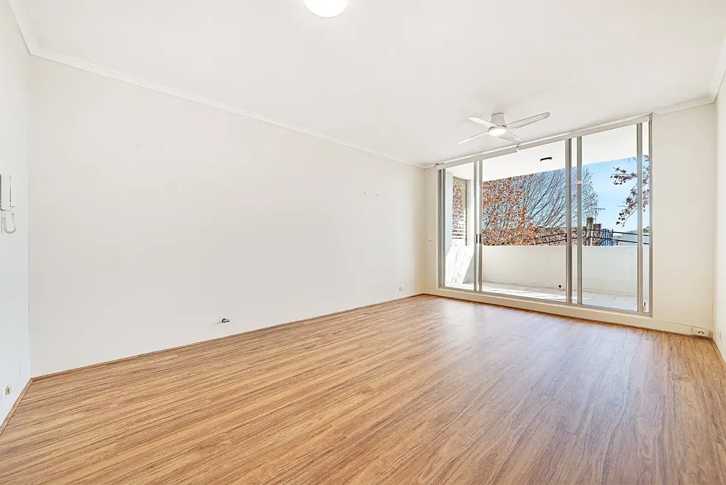 Spacious One Bedroom Apartment in Prime Alexandria Location - Offered Unfurnished