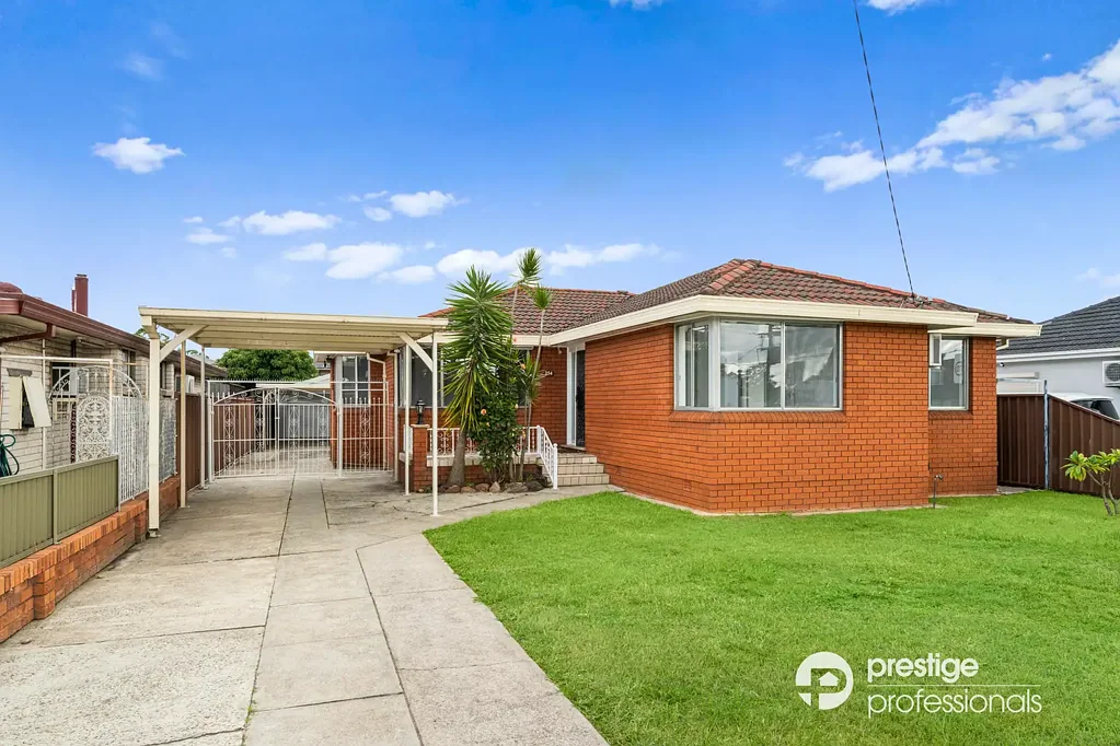 Moorebank 3Phòng ngủ Family Home with Separate Self Contained Sleep Out