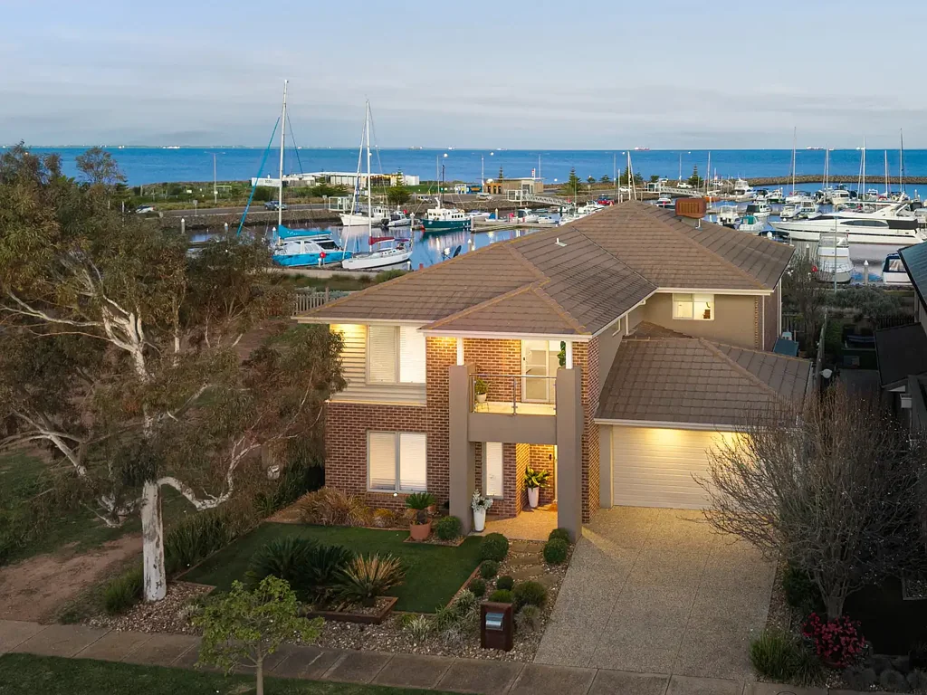Werribee South 4Phòng ngủ Your Own Front Row Seat to the Harbour — Can You Picture It?