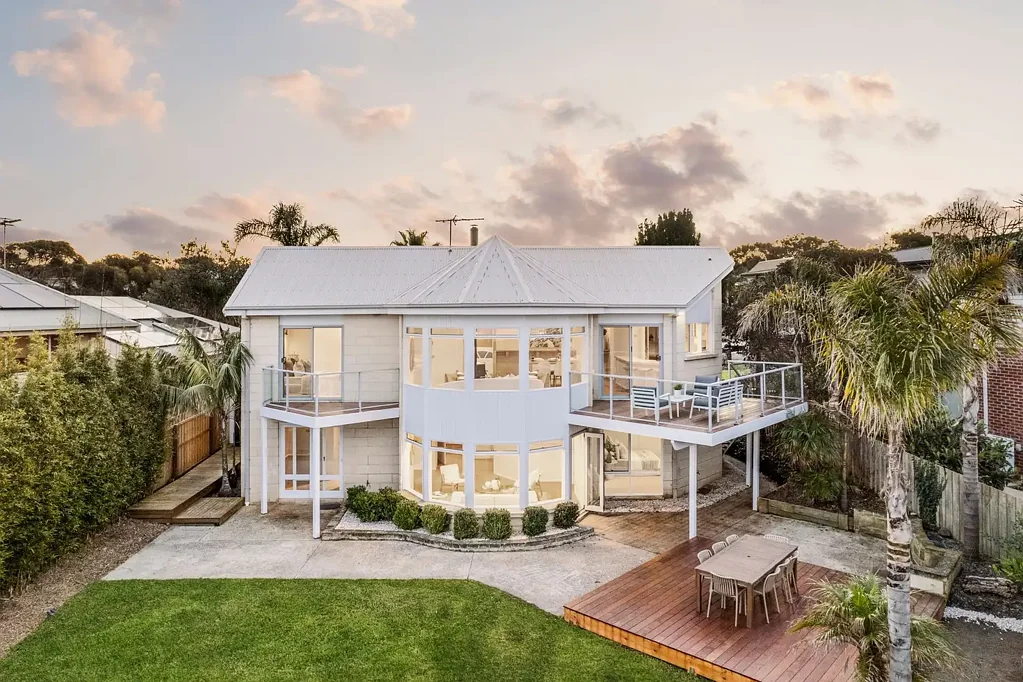 Torquay 4房  Striking Architectural Retreat with Waters Views