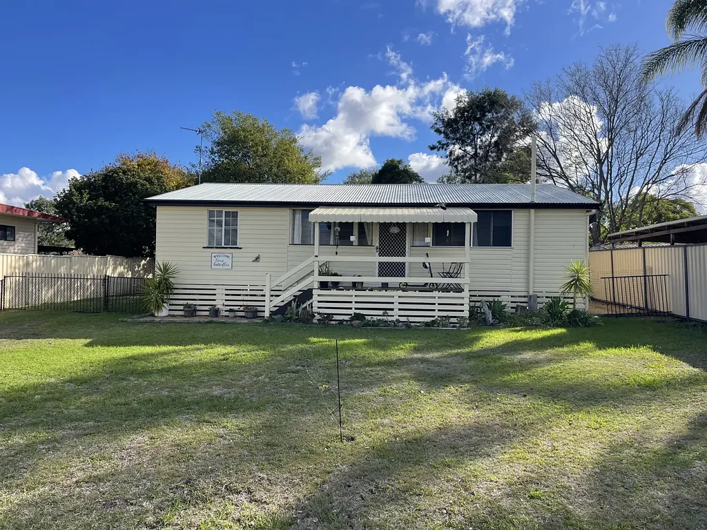 Charming Queenslander with Spacious Yard & Sunny Verandah