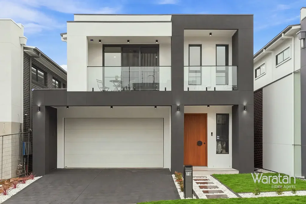Austral 5 Slaapkamer Brand-New Luxury 5-Bedroom Home with Two Master Suites & In-Law Accommodation