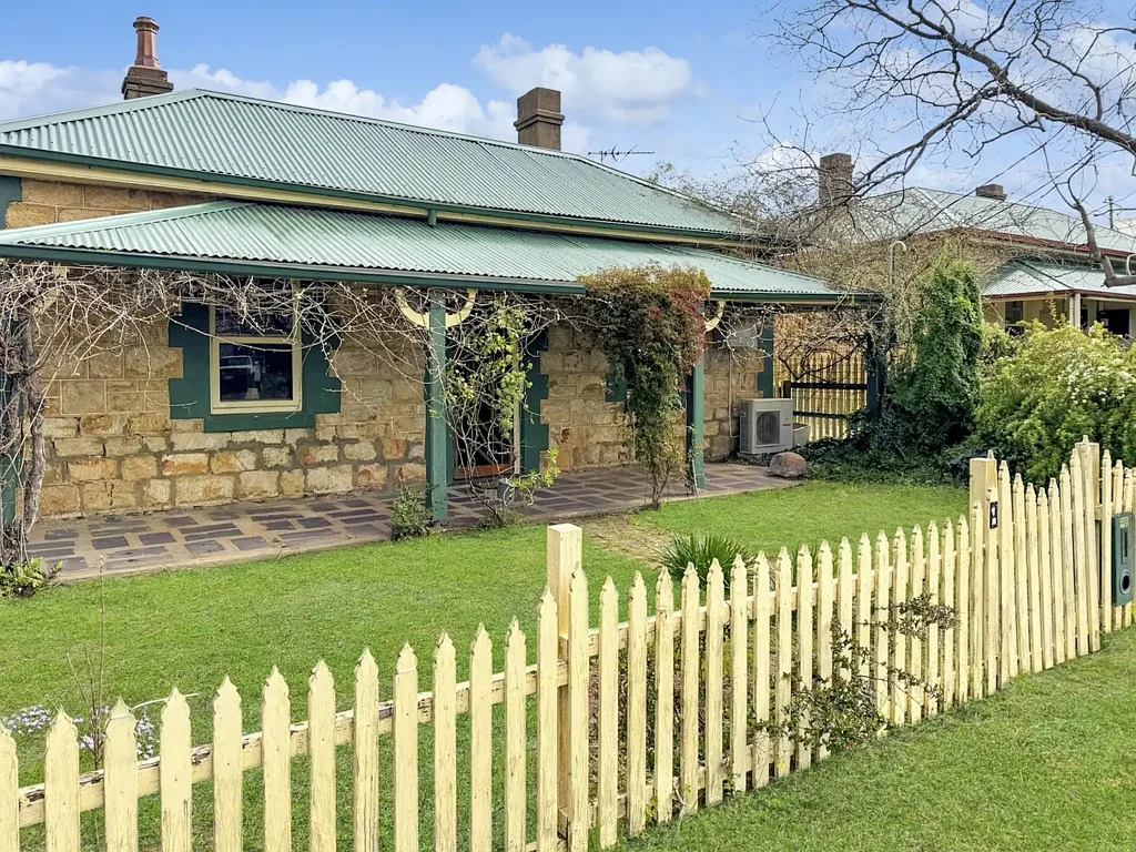 Young 3房  Original Cobb & Co Residence circa 1880