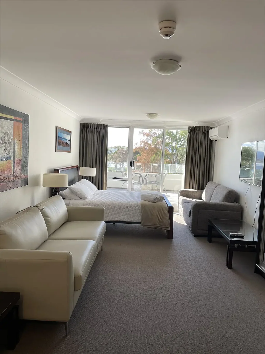Jindabyne 1ਬੈੱਡਰੂਮ Large lakefront studio apartment at Horizons Resort, amazing views, location & facilities - priced to sell