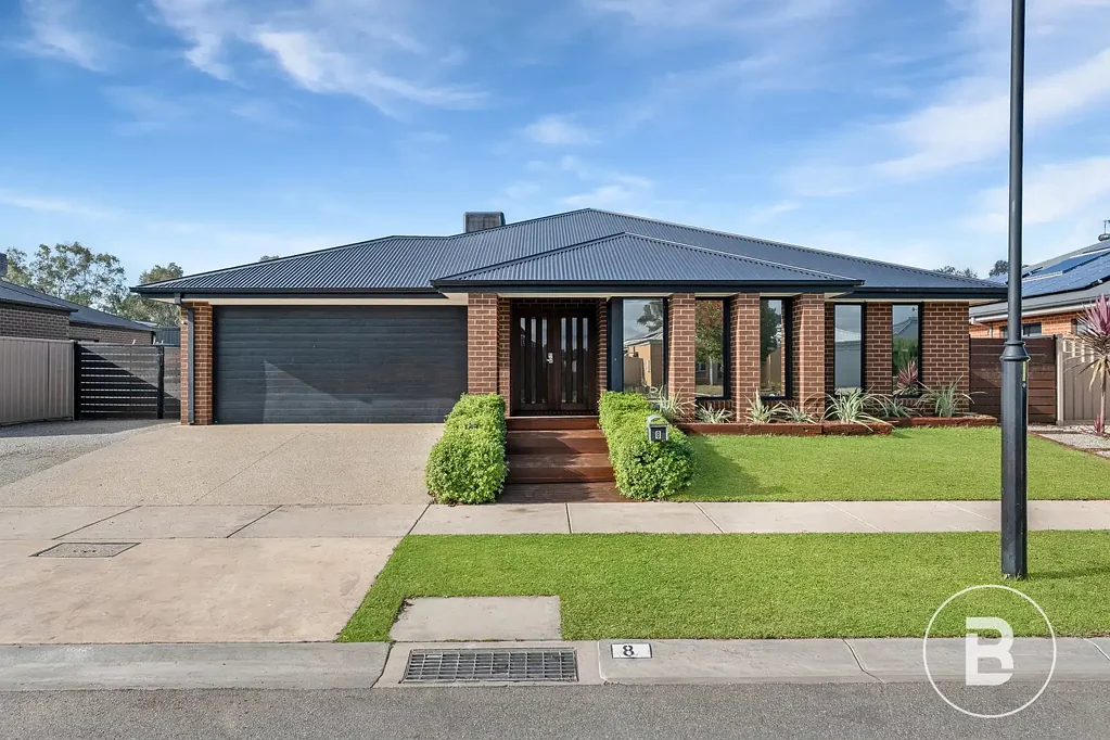 Ascot 4બેડરૂમ SPACIOUS MODERN FAMILY HOME WITH SIDE ACCESS ON 720 SQMs Approx