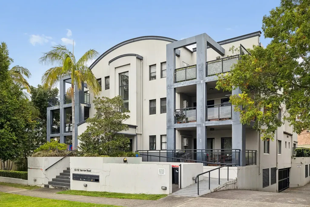 Kogarah 2Zimmer Huge 198 SQM, Northwest Corner Ground Floor Apartment with Private Courtyard