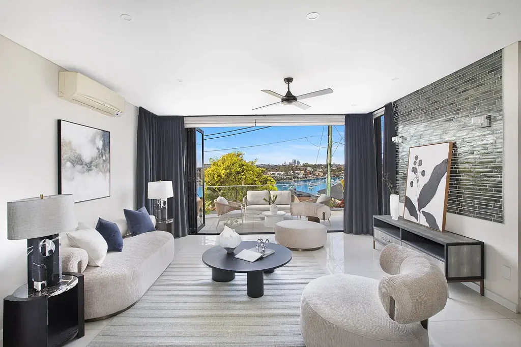 A Superb Bayside Rental of Contemporary Style & Space