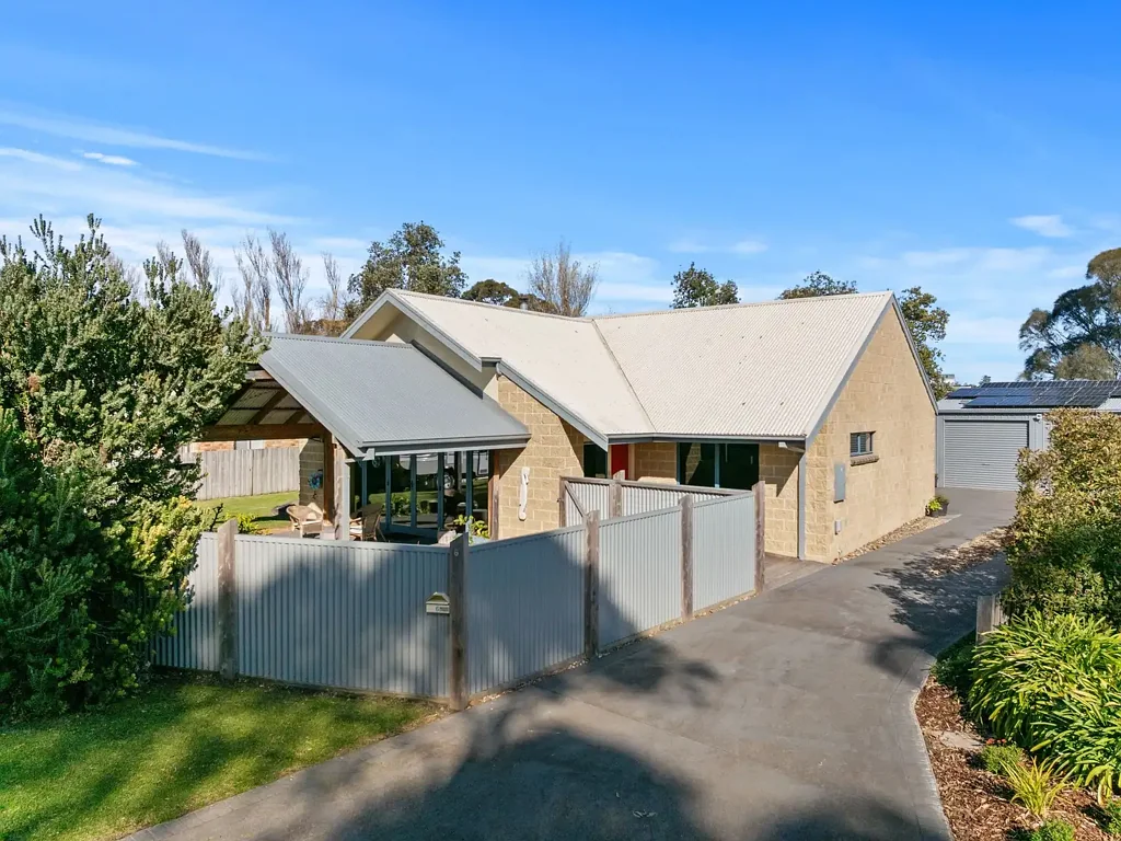 Inverloch 3 Bedroom Spacious Coastal Home on 922sqm with Double Garage