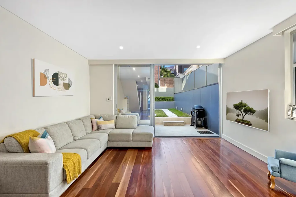 Executive Living Moments to the Harbour