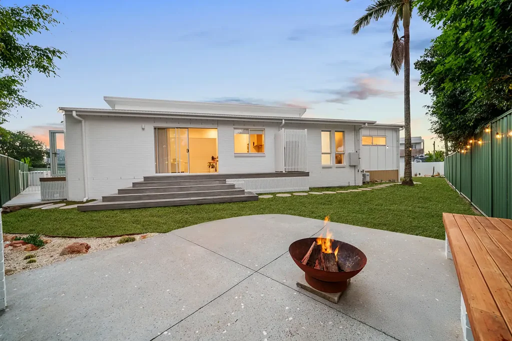 Broadbeach Waters 4Phòng ngủ A Recently Rebuilt Coastal Retreat with Space & Style