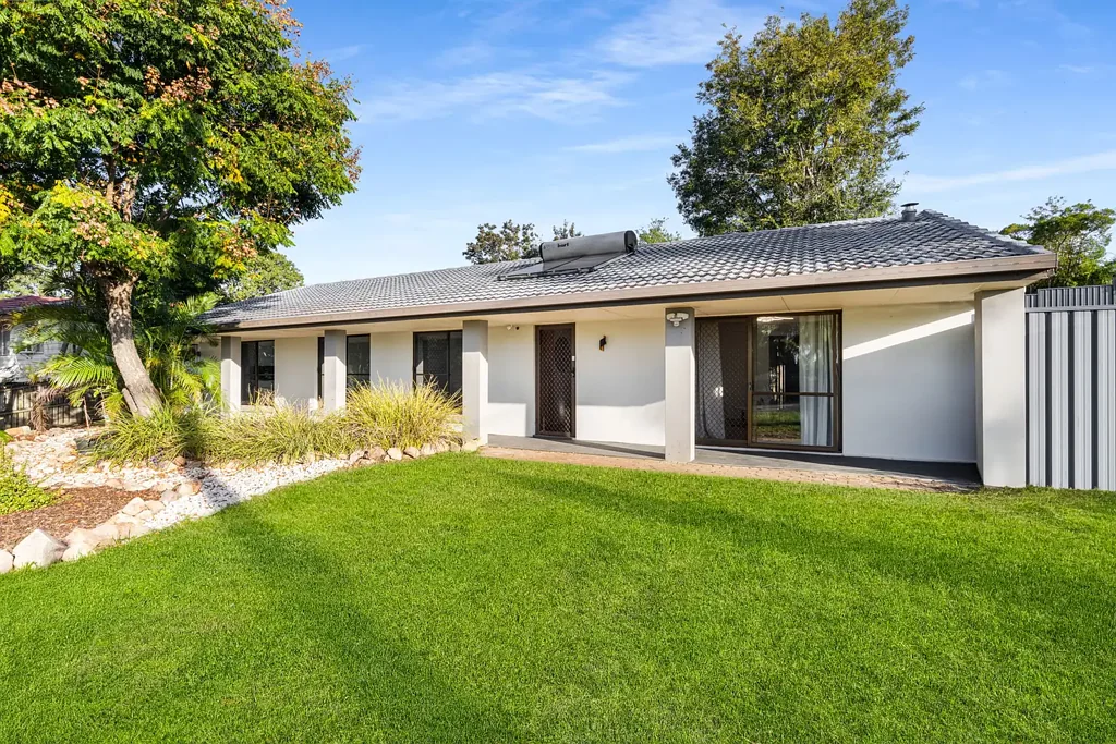 Redbank Plains 4房 沉浸式家庭生活 | 泳池、空间与便利 Dive Into Family Life - Pool, Space & Convenience