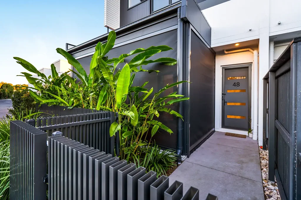 Hope Island 1Moenga Luxury Garden Townhouse Nestled In Prestigious Hope Island Estate 'Delta'