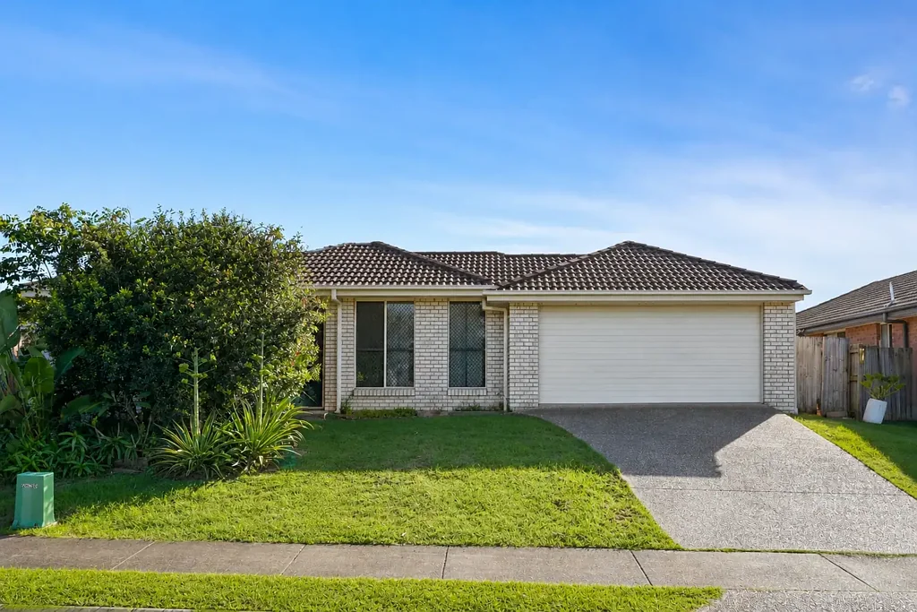 North Booval 4房 宽敞的四卧室住宅，位于优越的街角地块——可即刻入住！ Spacious 4-Bedroom Home on Prime Corner Block - Move In Ready!