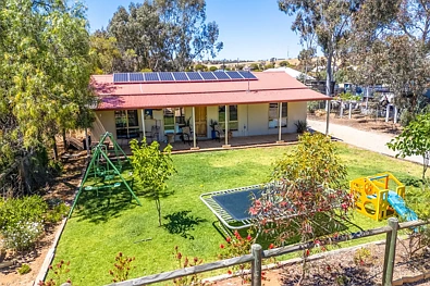 Northam 3房  NOW HERE – COTTAGE CHARM, BIG SHED & 981m²!