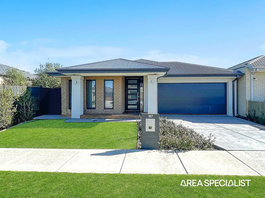 Stylish & Spacious Family Home in Prime Clyde Location!