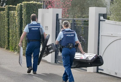 奥克兰知名开发商遭临时接管，警方进入创始人Remuera住所