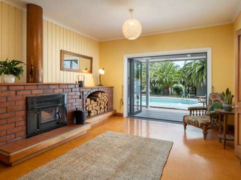 Rarangi 4房  A Home With Heart - And It's Got to Go!