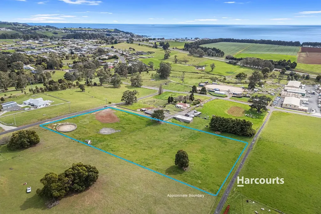 Penguin Over 3 Acres with Town Services
