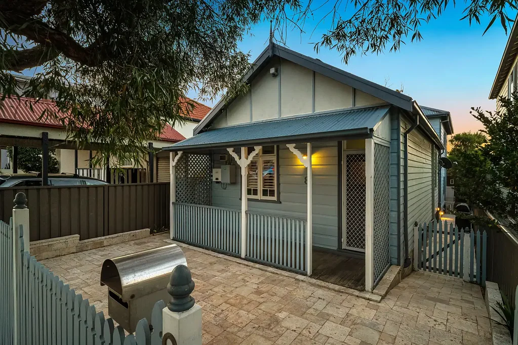 Carlton 4Kwarto Charming Family Sanctuary in Prime Carlton Location