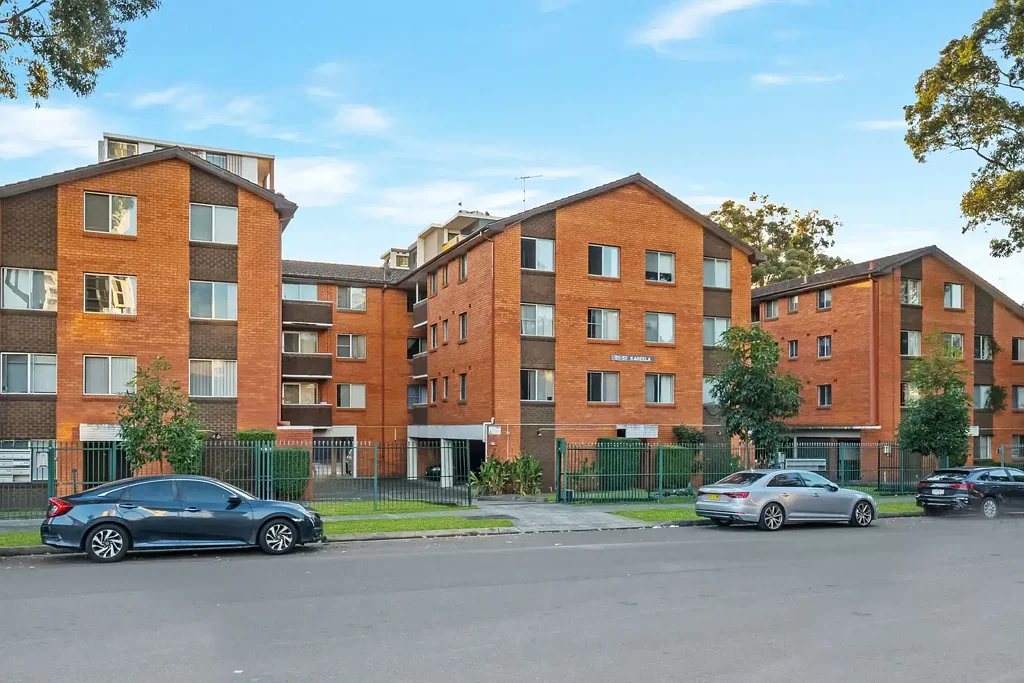 Liverpool 2Kwarto Easy walk to Westfields, low-maintenance top floor two-bedroom unit