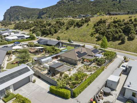 Albert Town 4房  Live, Rent, or Grow – A Flexible Home Awaits