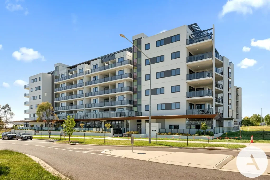Gungahlin 1Zimmer North-facing Apartment with Spacious Courtyard in Prime Location - Low Strata Cost - Move in Ready!