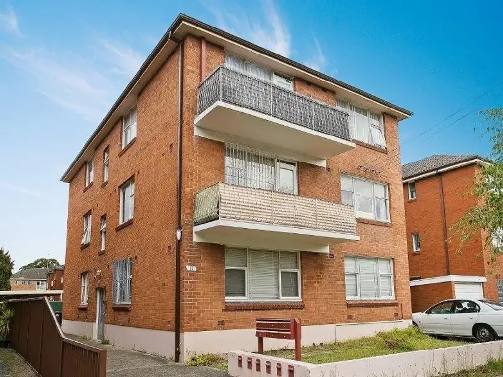 Quiet Two Bedroom Unit At Rear