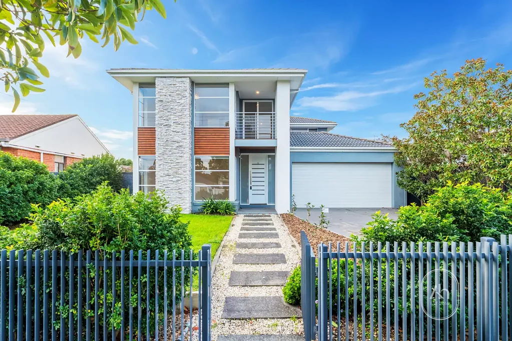 Spacious 4-Bedroom Family Home with Double Garage in Prime Highett Location