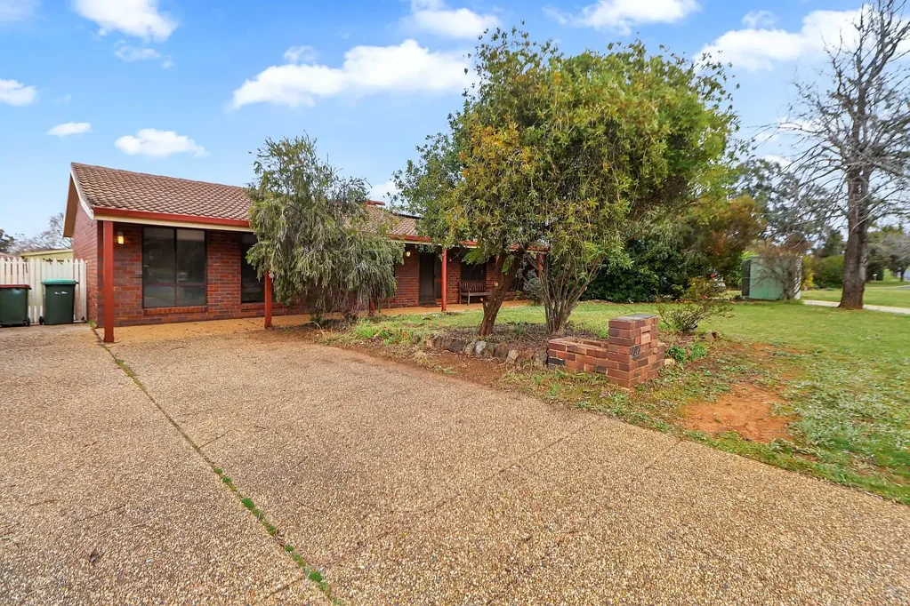 POPULAR LOCATION AND COMFORTABLE HOME